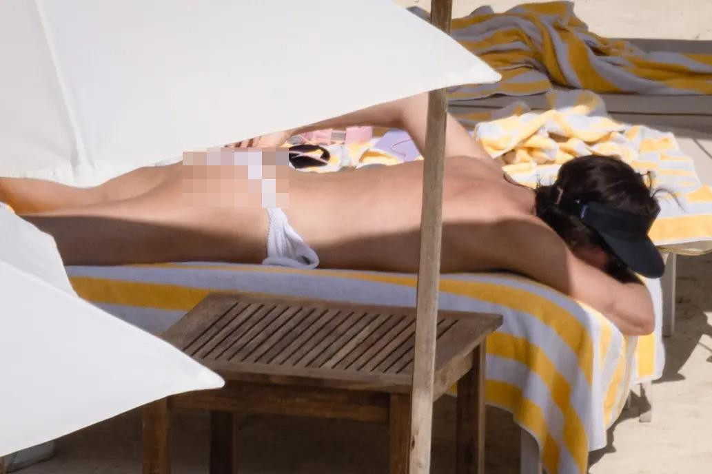 Nữ diễn viên 7x bị bắt gặp cởi trần nằm trên ghế tắm nắng. Đây khu vực bãi tắm riêng của khách sạn hạng sang Il Pellicano - điểm đến thường xuyên của các nhân vật nổi tiếng như minh tinh Ý thắng giải Oscar Sophia Loren, cựu Đệ nhất phu nhân Mỹ Jackie Kennedy...