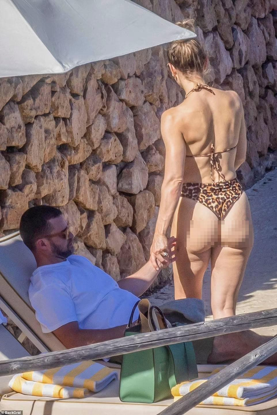 Cặp vợ chồng hạng A Hollywood có với nhau 2 con trai Silas (7 tuổi) và Phineas (2 tuổi). Cả hai thống nhất không muốn các con bị ảnh hưởng bởi giới giải trí. Do đó, họ chỉ thỉnh thoảng đăng ảnh các con trên mạng xã hội và không quên che mặt.