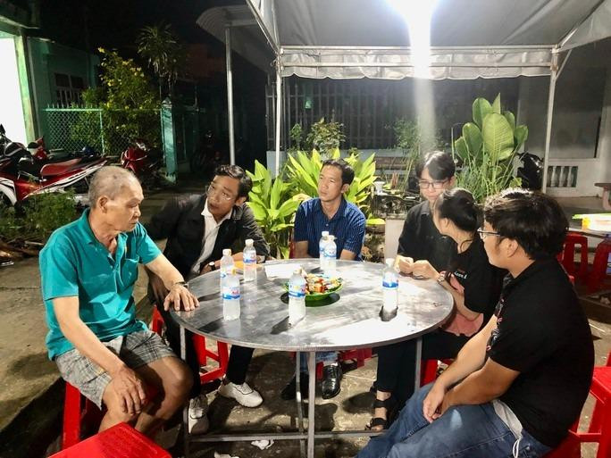 Đại diện Trường ĐH Bạc Liêu và bạn bè, người thân đến chia buồn cùng gia đình nam sinh bị đuối nước. Ảnh: NLĐ Đại diện Trường ĐH Bạc Liêu và bạn bè, người thân đến chia buồn cùng gia đình nam sinh bị đuối nước. Ảnh: NLĐ