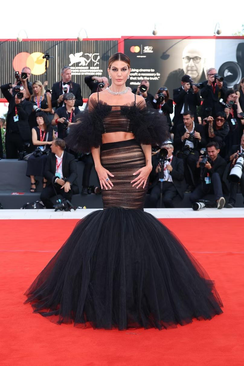 Người mẫu/diễn viên Ý Bianca Brandolini D&apos;Adda lộng lẫy, kiêu sa trong sắc đen.