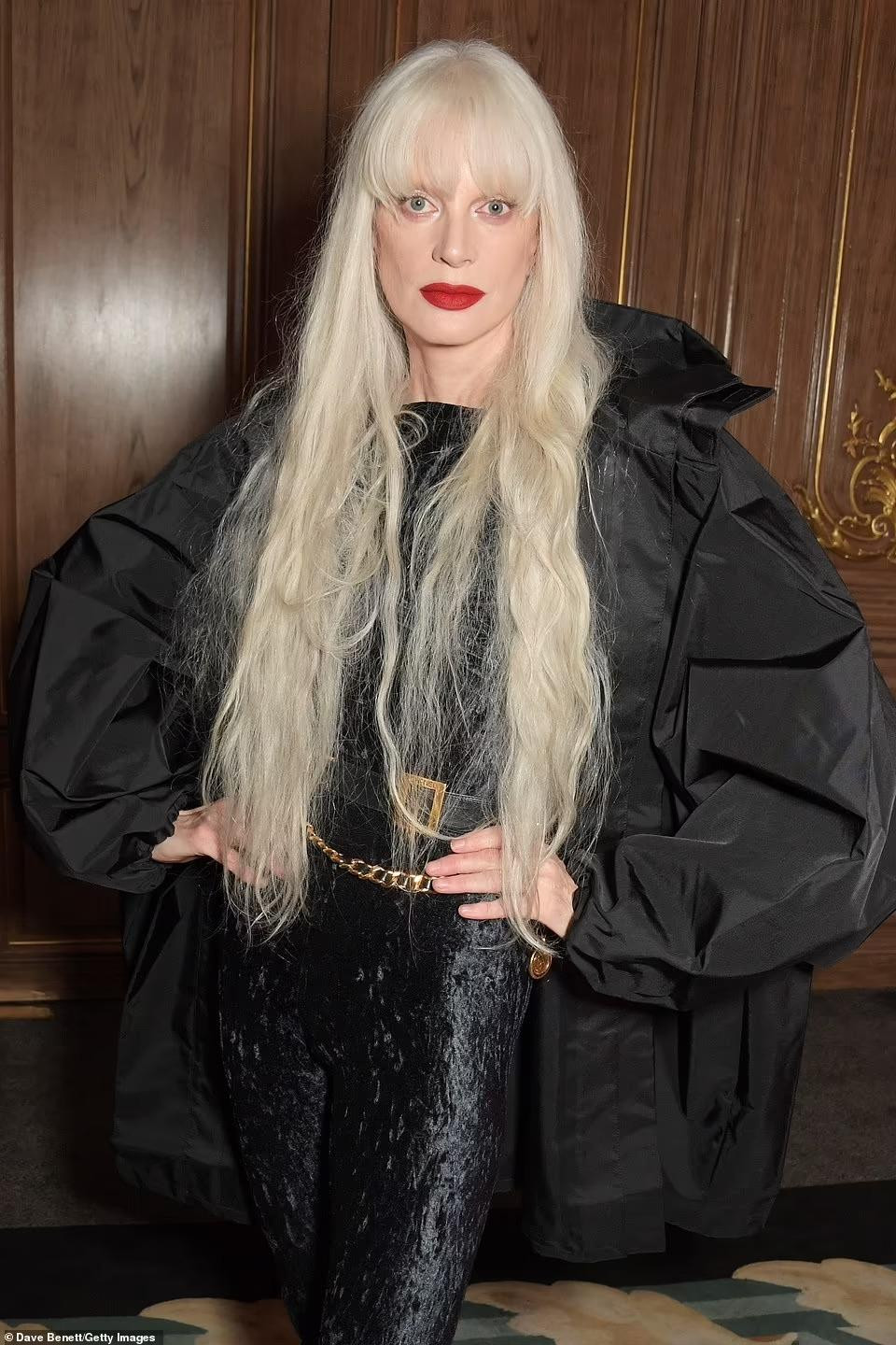 Người mẫu Mỹ Kristen McMenamy trông ma mị với mái tóc bạch kim. Người mẫu Mỹ Kristen McMenamy trông ma mị với mái tóc bạch kim.