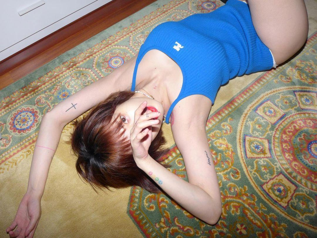 Bộ ảnh mới của HyunA hút hơn 733.000 người "Thích" trên Instagram. Đa phần khen ngợi nữ idol sở hữu hình thể quyến rũ cùng tính cách phóng khoáng, tự tin.