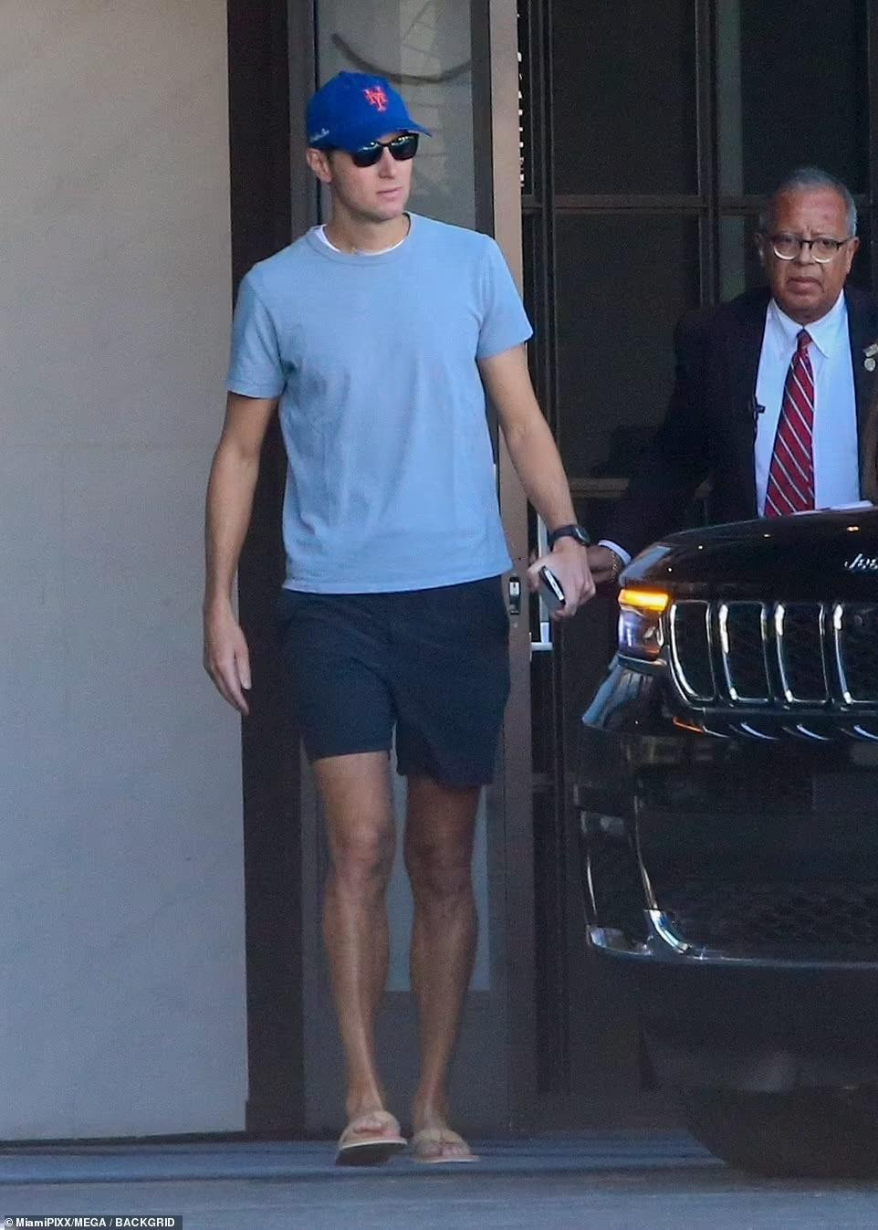 Jared Kushner mặc áo thun, quần cộc, đội mũ lưỡi trai và đi dép xỏ ngón giản dị, hoàn toàn gạt bỏ phong thái đĩnh đạc, nghiêm túc như thời còn làm cựu cố vấn Nhà Trắng. Xét về hình thể, Jared xứng đôi với bà xã cùng tuổi khi cao đến 1m90.