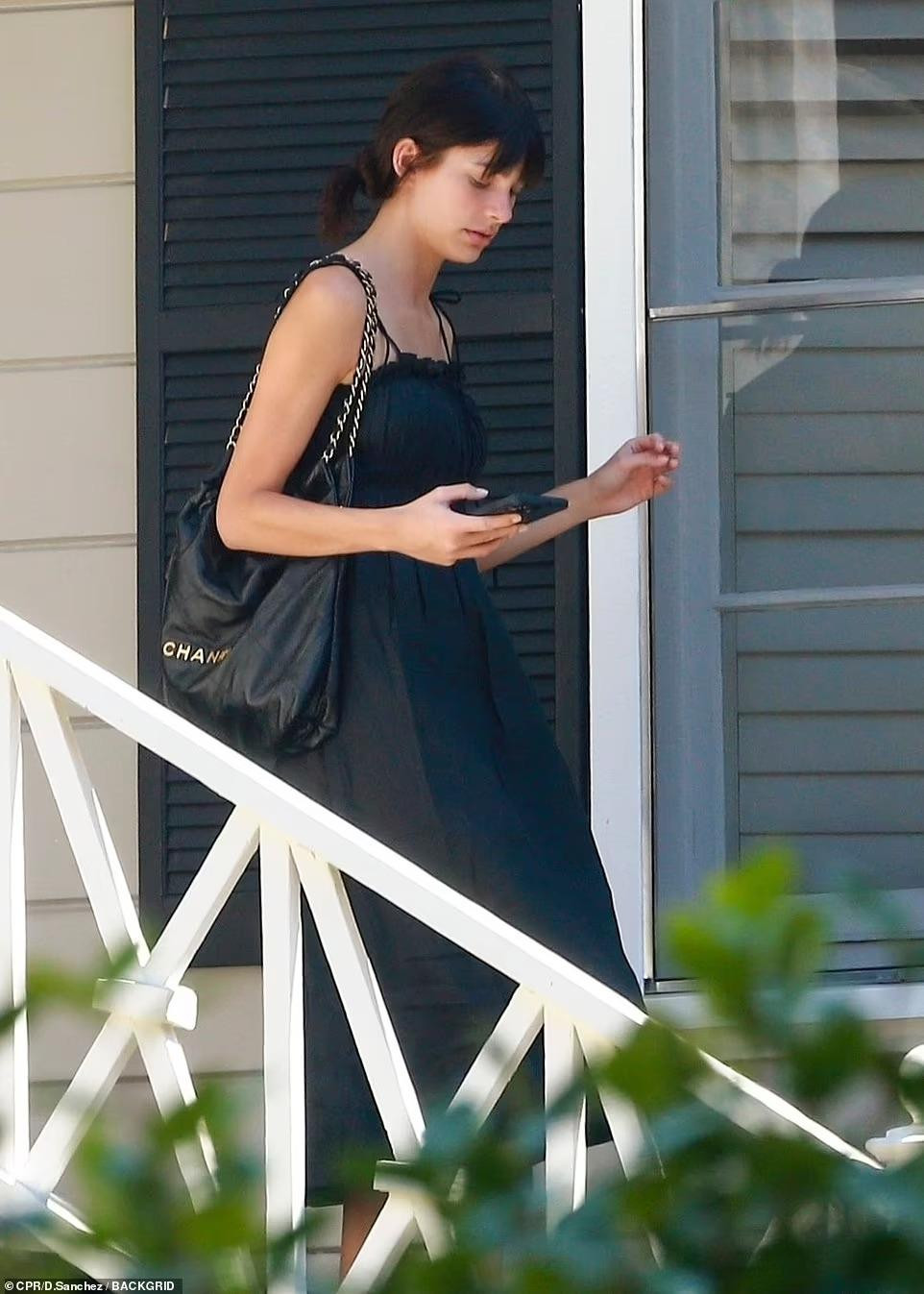 Dù không trang điểm, tình cũ của Leonardo vẫn là một mỹ nhân, sở hữu đường nét sắc sảo và làn da mịn màng, khỏe mạnh.