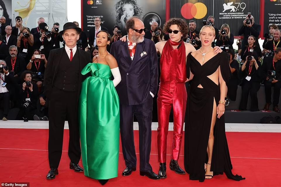 Ê kíp phim "Bones and All" ra mắt truyền thông trên thảm đỏ LHP Venice 2022. Từ trái qua phải: Mark Rylance, Taylor Russell, đạo diễn Luca Guadagnino, Timothée Chalamet và Chloë Sevigny.