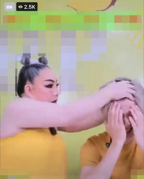 Nữ đại gia còn vò đầu, đòi cởi áo của nam diễn viên trẻ.