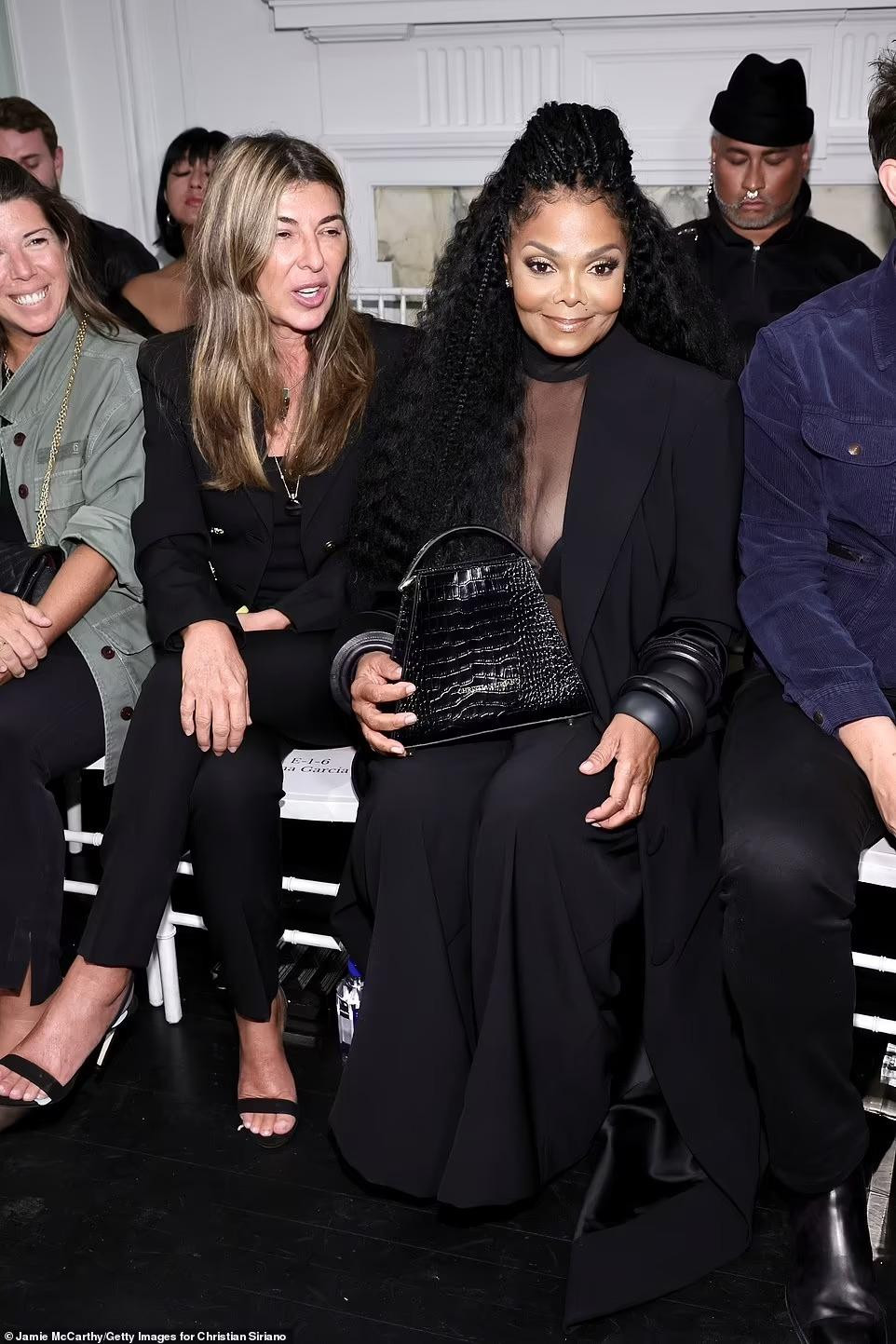 Em gái Michael Jackson diện "cây đen" thanh lịch, để kiểu tóc xù kỳ công và xách túi da cá sấu đồng màu.