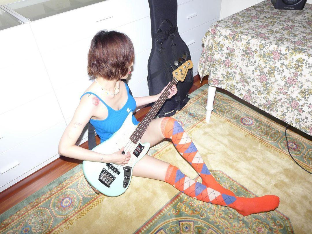 Hồi tháng 7, HyunA phát hành sản phẩm âm nhạc mới "Nabillera". Người đẹp 30 tuổi tiếp tục theo đuổi phong cách sexy. Tuy nhiên, bài hát mới không đạt được thành tích cao trong các bảng xếp hạng âm nhạc ở Hàn Quốc. HyunA bị chê không có đột phá trong âm nhạc, chỉ gây sự chú ý nhờ vũ đạo khiêu khích, táo bạo.