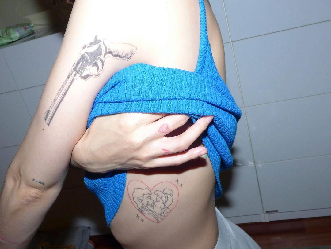 Gây chú ý nhất là hình xăm khẩu súng ở tay và cặp đôi hôn nhau trong trái tim đỏ ở mạn sườn. Hình xăm thứ hai khiến dân mạng liên tưởng đến cựu thành viên nhóm Wonder Girls và người yêu kém 2 tuổi Dawn. Cặp đôi bắt đầu hẹn hò từ năm 2016. Trong lần xuất hiện trên truyền hình gần đây, HyunA tiết lộ, Dawn đã cầu hôn cô từ vài tháng trước, nhưng cô chưa muốn kết hôn vì "có rất nhiều thứ phải lo".