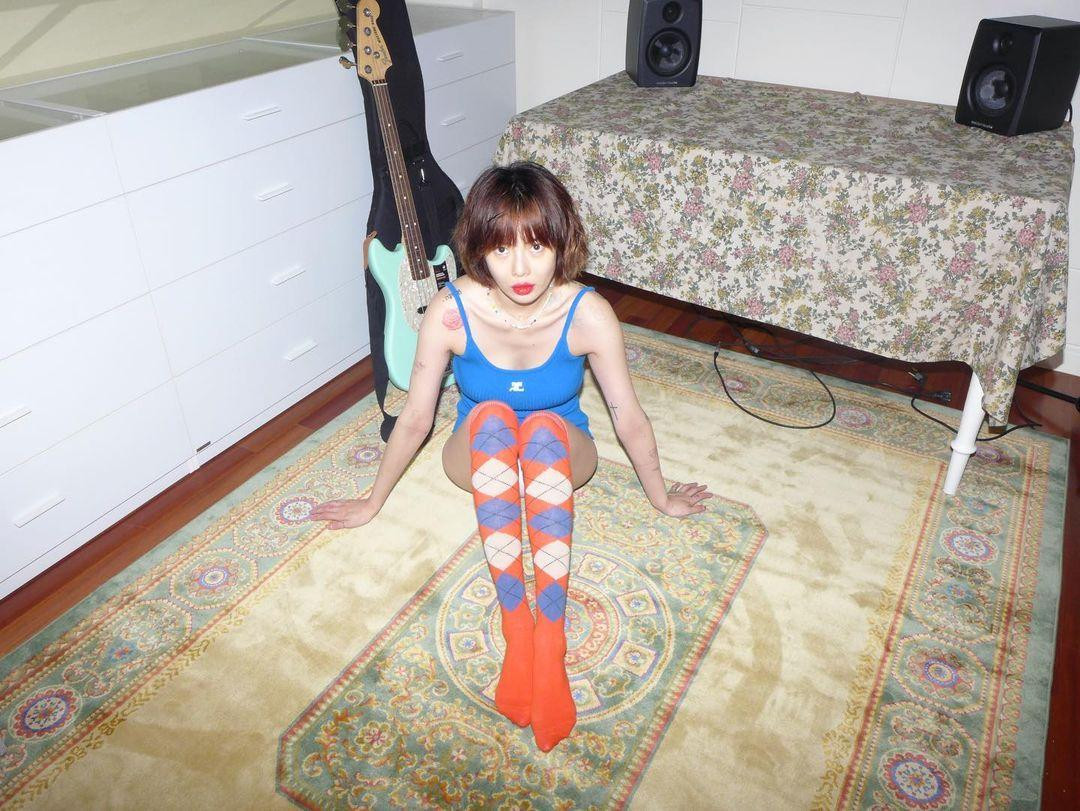 HyunA vừa đăng lên Instagram bộ ảnh nội y mới. Trong ảnh, nữ idol mặc áo ba lỗ màu xanh dương, nội y trắng và tất chân dài màu cam có họa tiết quả trám.