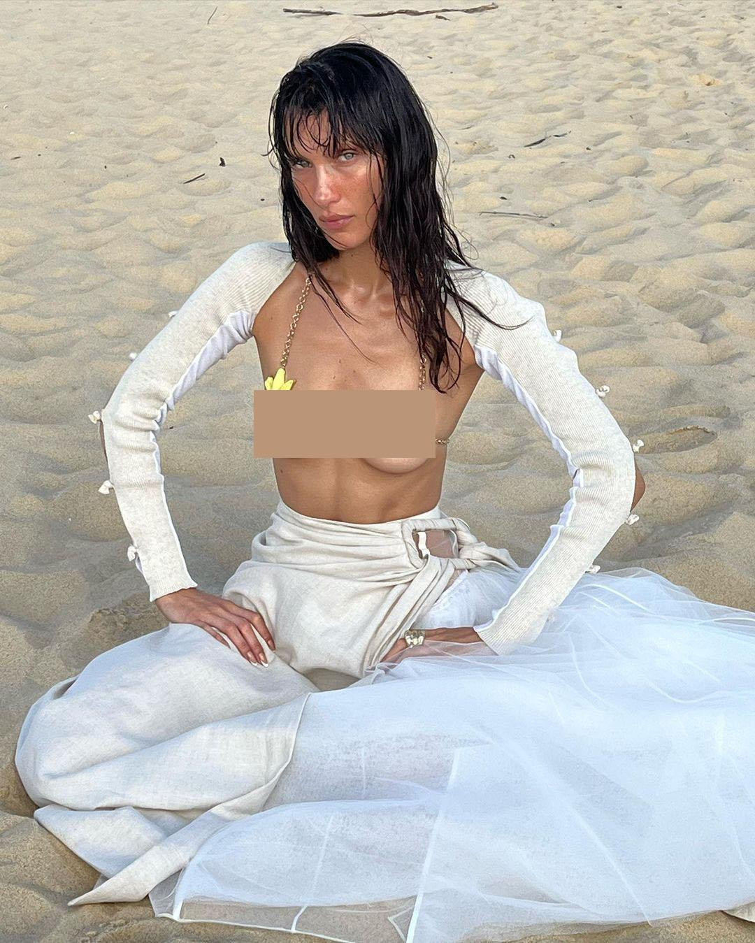 Bella để kiểu tóc ướt rối bời, gương mặt không trang điểm và lông mày "mất tích". Người đẹp sinh năm 1996 cho thấy sự táo bạo, nổi loạn khi mặc trang phục gần như không có tác dụng che chắn, lộ hết thân trên trước ống kính máy ảnh.