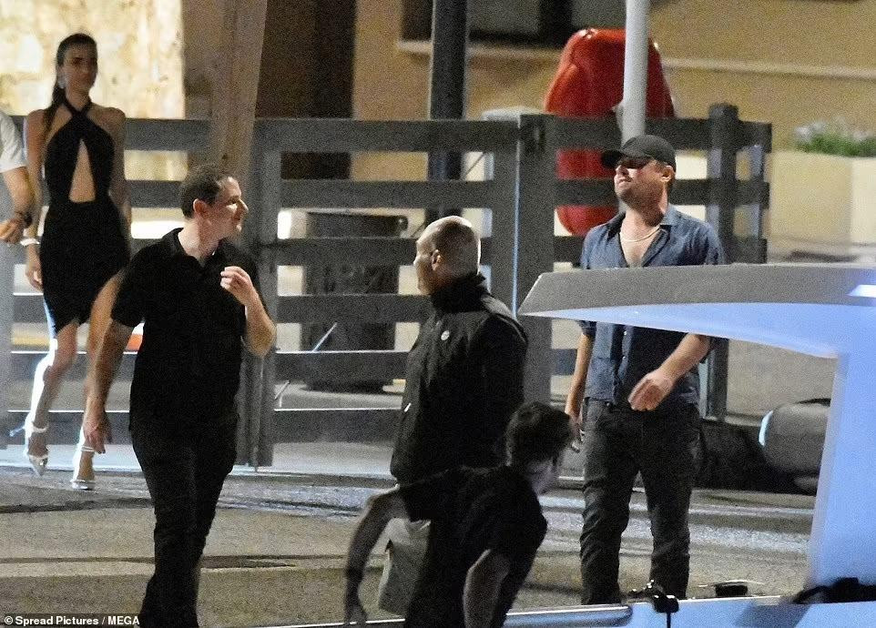 Sau khi tin Leonardo DiCaprio chia tay tình trẻ kém 23 tuổi Camila Morrone được công bố, truyền thông quốc tế &quot;đào&quot; lại bức ảnh tài tử 47 tuổi bị phát hiện đi chơi cùng nhóm bạn Saint-Tropez (Pháp) vào tháng 7. Trong đó, có sự xuất hiện của một &quot;bóng hồng&quot; gợi cảm là người mẫu Ukraine 22 tuổi Maria Beregova. Bức ảnh ngay lập tức dấy lên nghi vấn Leonardo đã tìm thấy mục tiêu mới sau khi Camila &quot;quá tuổi&quot;.