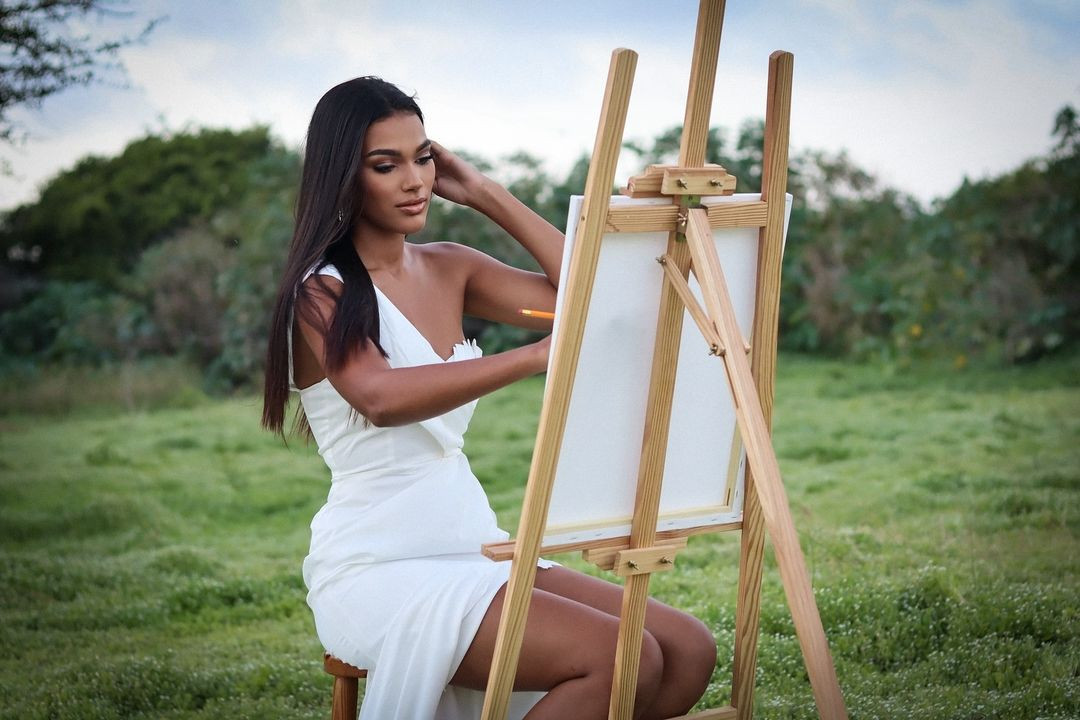 Tân Hoa hậu Hoàn vũ Curacao còn có niềm đam mê vẽ tranh.