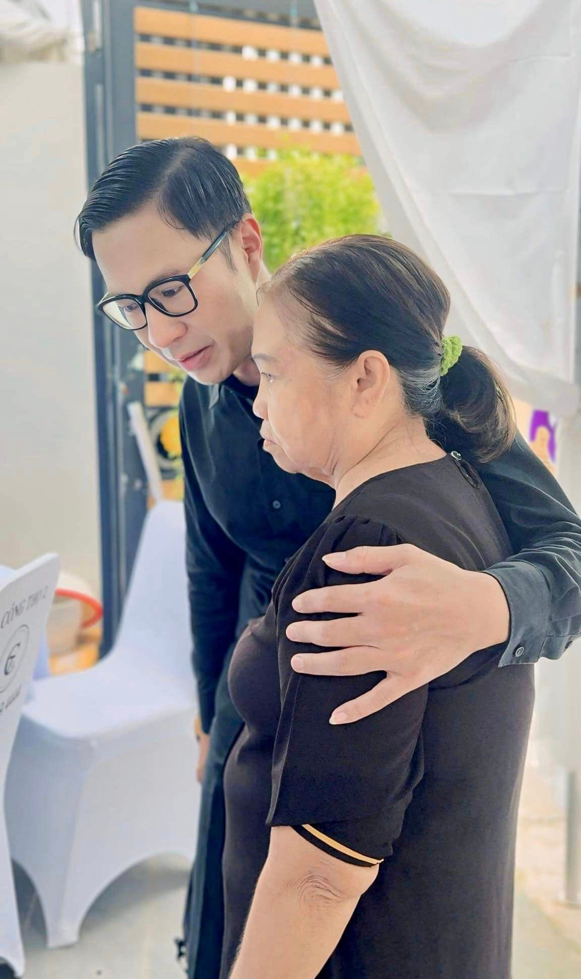 Diễn viên Lý Hương , MC Anh Quân đến viếng diễn viên Đức Tiến tại nhà riêng ở TPHCM.