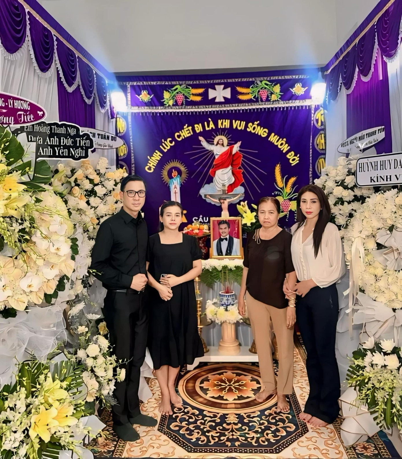 Diễn viên Lý Hương , MC Anh Quân đến viếng diễn viên Đức Tiến tại nhà riêng ở TPHCM.