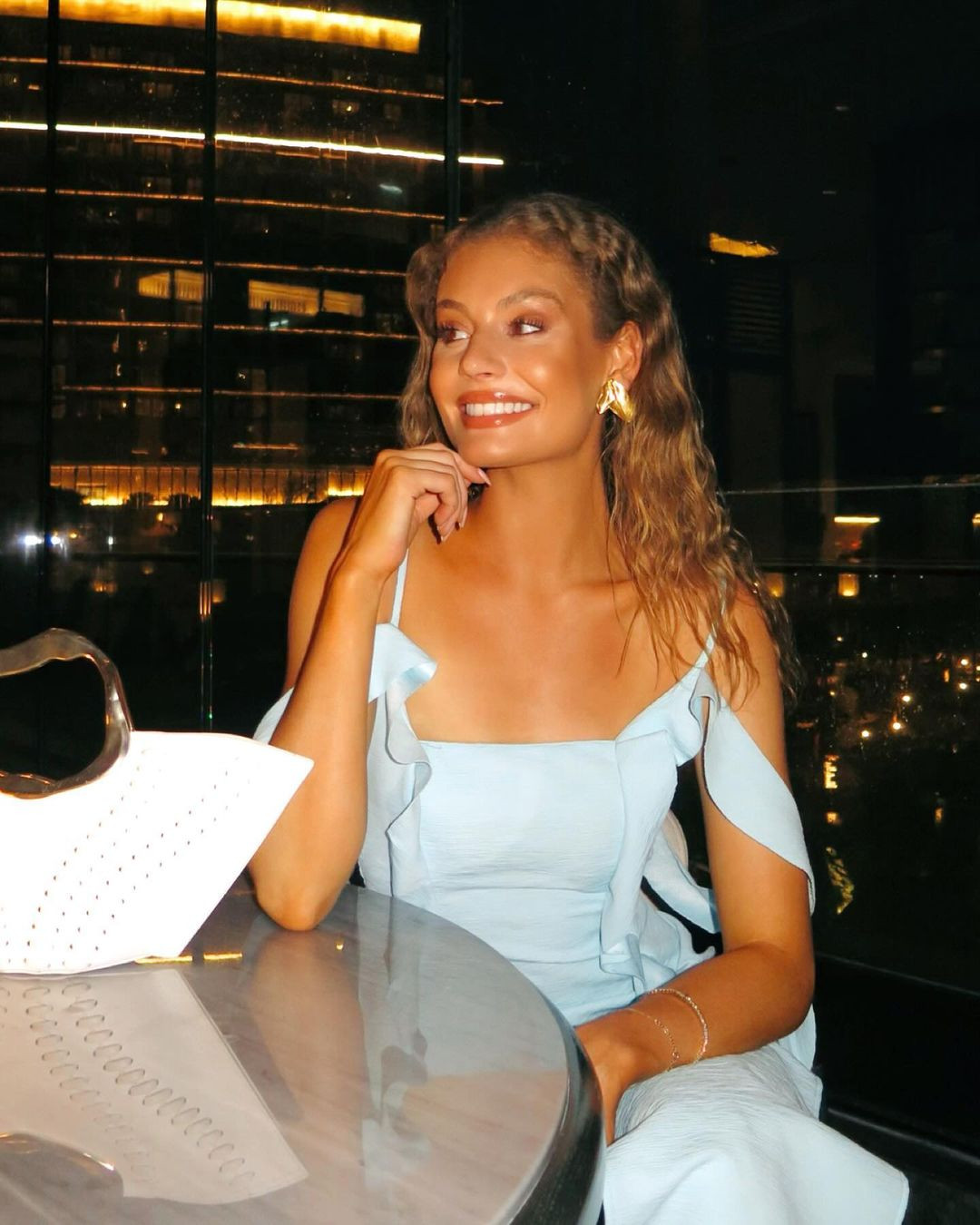 Moraya Wilson năm nay 22 tuổi, là huấn luyện viên thể thao trung học, sinh viên đại học và là người mẫu chuyên nghiệp. Năm 2023, cô đăng quang Hoa hậu Hoàn vũ Australia và đại diện quốc gia tham dự Hoa hậu Hoàn vũ 2023 tổ chức ở El Salvador, giành ngôi Á hậu 2.