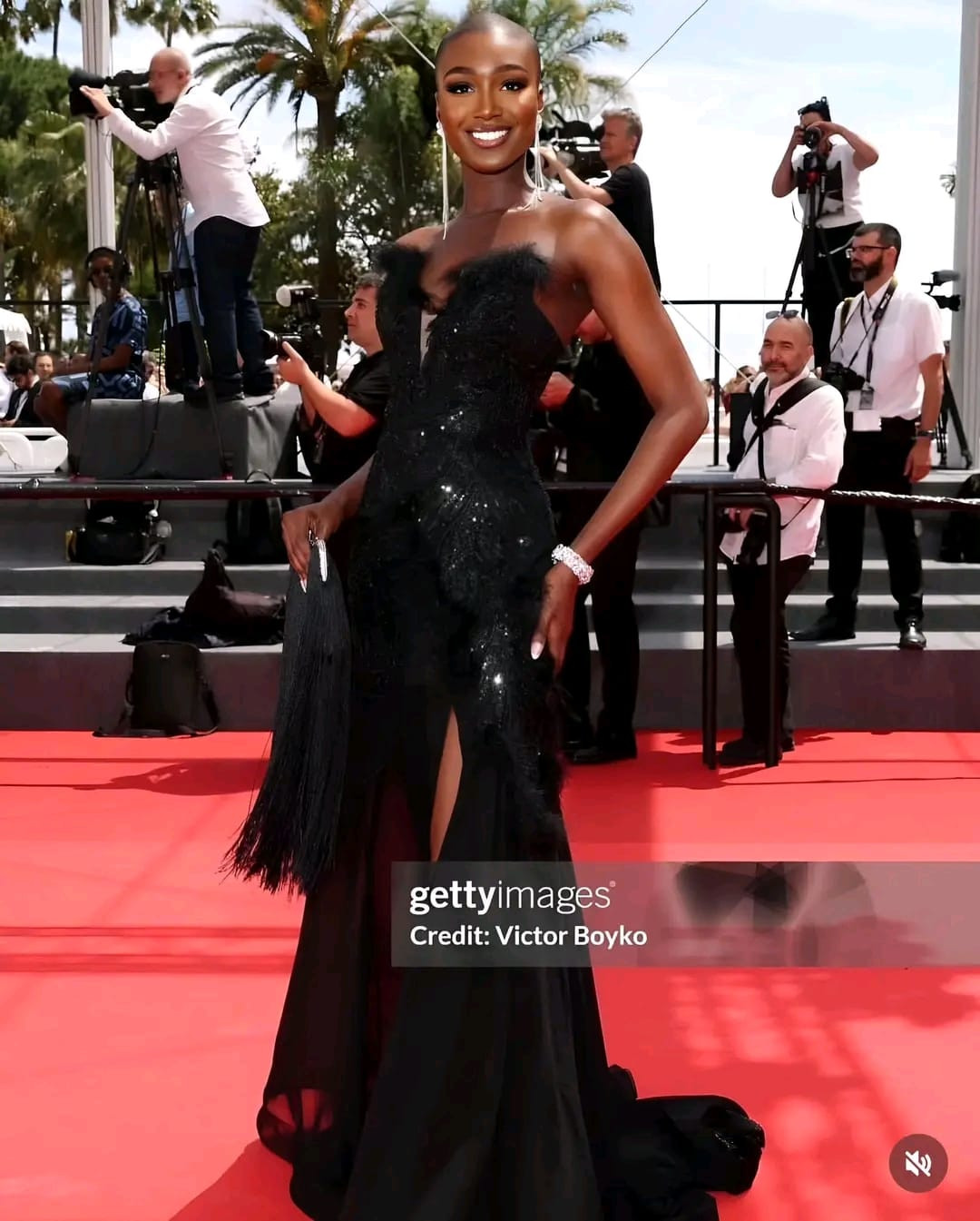 Hoa hậu Hòa bình Pháp 2024 Safiétou Kabengele cũng có màn xuất hiện ấn tượng tại Cannes năm nay. Cô gây chú ý với kiểu đầu trọc cá tính và bộ váy đen cúp ngực quyến rũ.