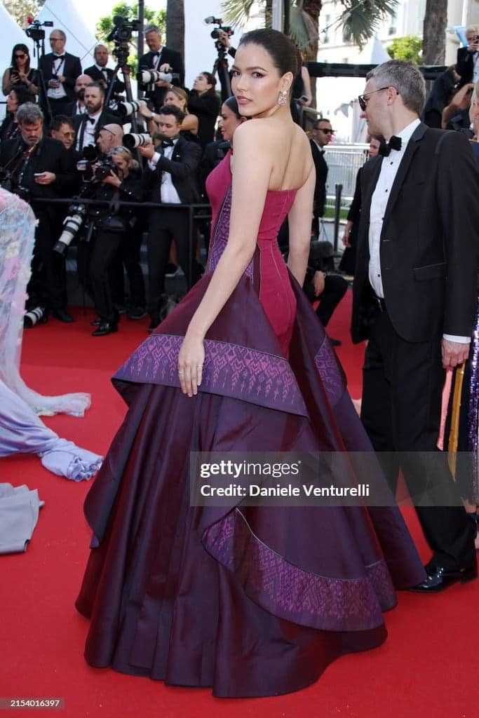 Thiết kế được đánh giá cầu kỳ, lộng lẫy nhưng vẫn mang đậm bản sắc văn hóa dân tộc của Thái Lan.