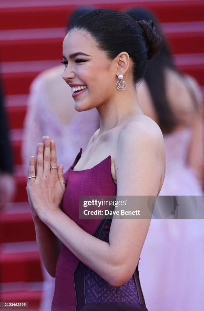 Người đẹp Thái Lan Paweensuda Drouin cũng có màn xuất hiện ấn tượng trên thảm đỏ. Top 5 Hoa hậu Hoàn vũ 2019 gây chú ý với bộ váy làm bằng chất liệu lụa Thái, in những hoa văn đặc trưng.