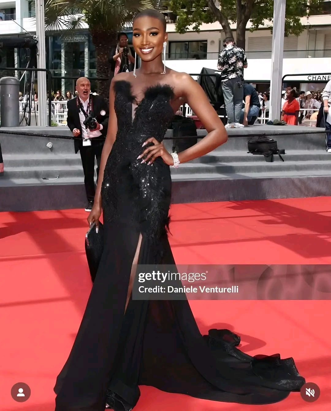 Hoa hậu Hòa bình Pháp 2024 Safiétou Kabengele cũng có màn xuất hiện ấn tượng tại Cannes năm nay. Cô gây chú ý với kiểu đầu trọc cá tính và bộ váy đen cúp ngực quyến rũ.