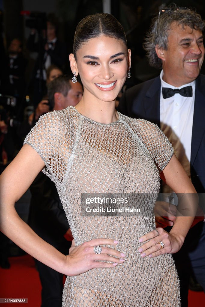 Người đẹp búi tóc gọn gàng, trang điểm thanh lịch. Diện mạo của Pia trong lần xuất hiện này nhận được sự khen ngợi từ truyền thông. Cô được nhận xét quyến rũ nhưng vẫn giữ được nét sang trọng.