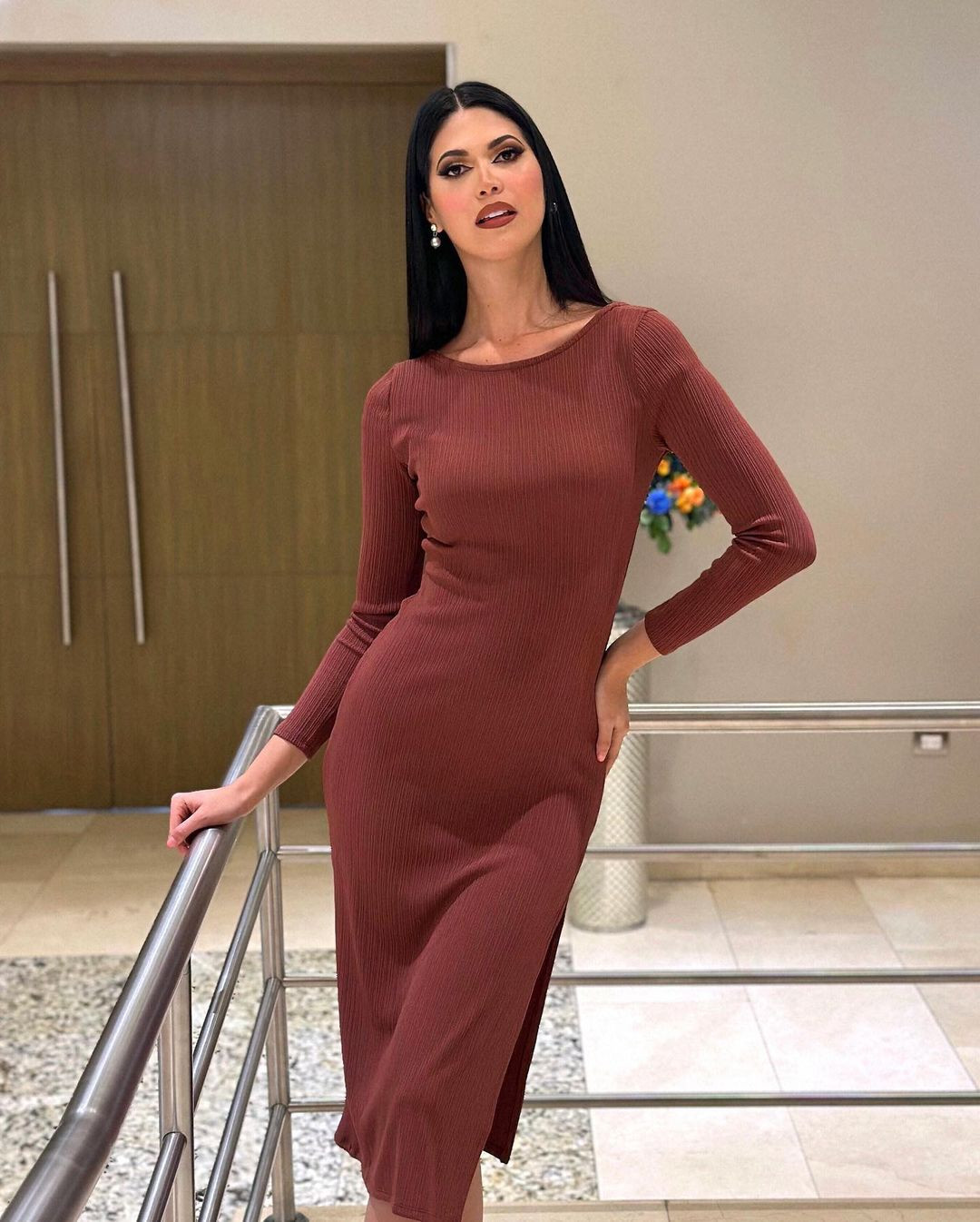 Có hình thể ấn tượng nhưng tân Hoa hậu Hòa bình Ecuador 2024 bị nhiều người nhận xét có gương mặt già so với tuổi. Trong đời thường, người đẹp thường trang điểm đậm, khiến cô kém tươi trẻ.