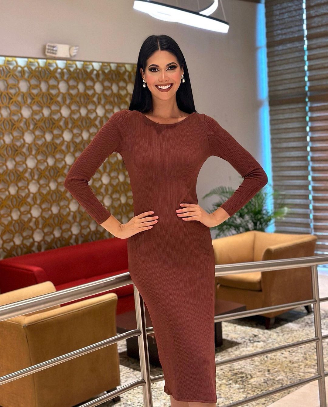 Có hình thể ấn tượng nhưng tân Hoa hậu Hòa bình Ecuador 2024 bị nhiều người nhận xét có gương mặt già so với tuổi. Trong đời thường, người đẹp thường trang điểm đậm, khiến cô kém tươi trẻ.