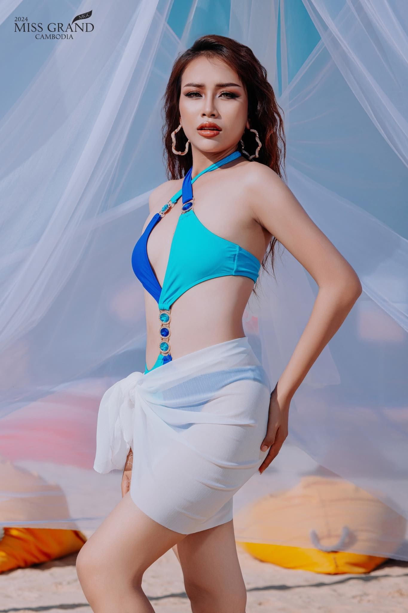 Thiết kế áo tắm của cuộc thi năm nay được nhận xét tôn dáng thí sinh. Dù vậy, vẫn có nhiều người đẹp bị lộ nhược điểm cơ thể khi trình diễn.