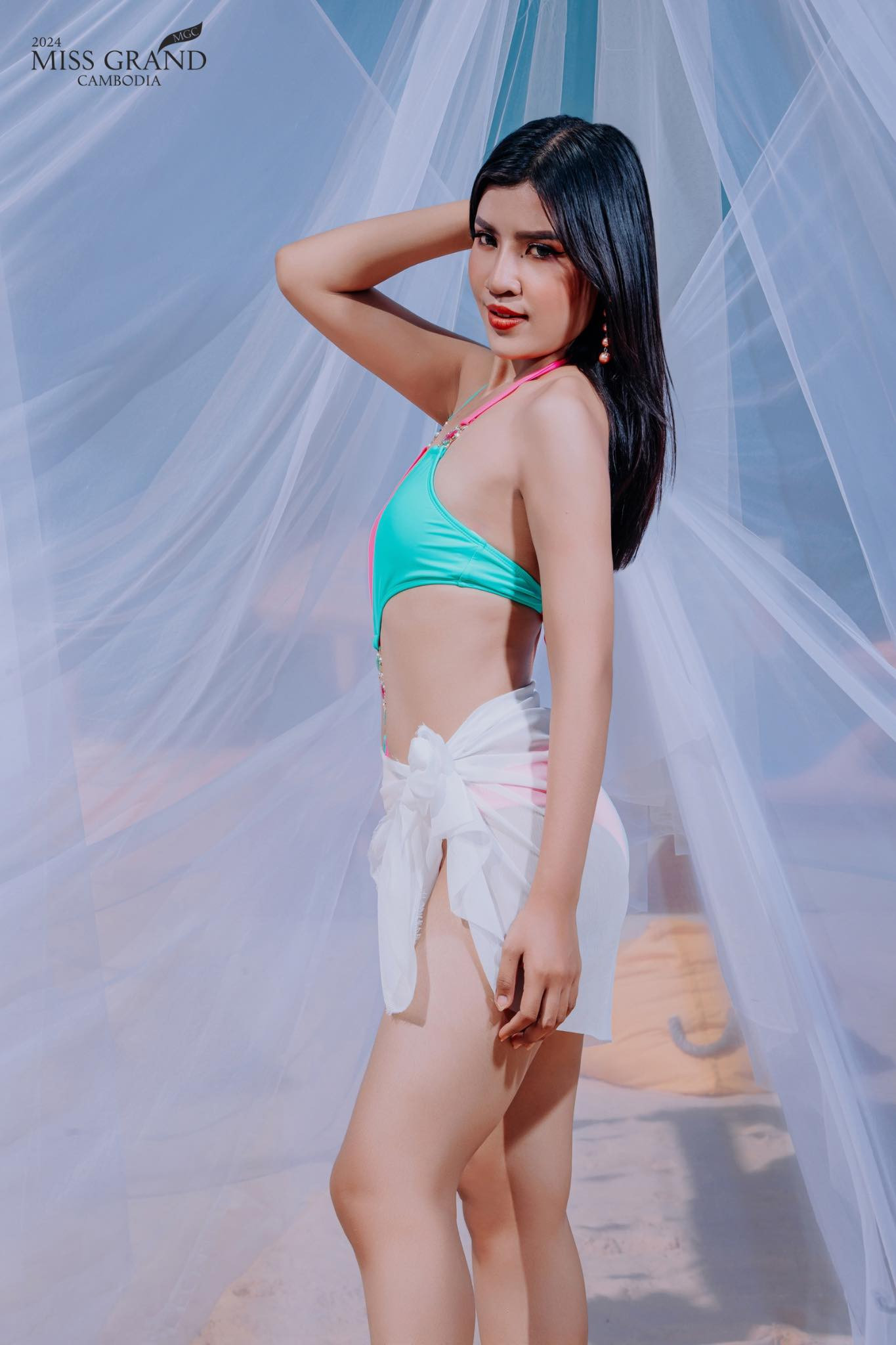 Thiết kế áo tắm của cuộc thi năm nay được nhận xét tôn dáng thí sinh. Dù vậy, vẫn có nhiều người đẹp bị lộ nhược điểm cơ thể khi trình diễn.