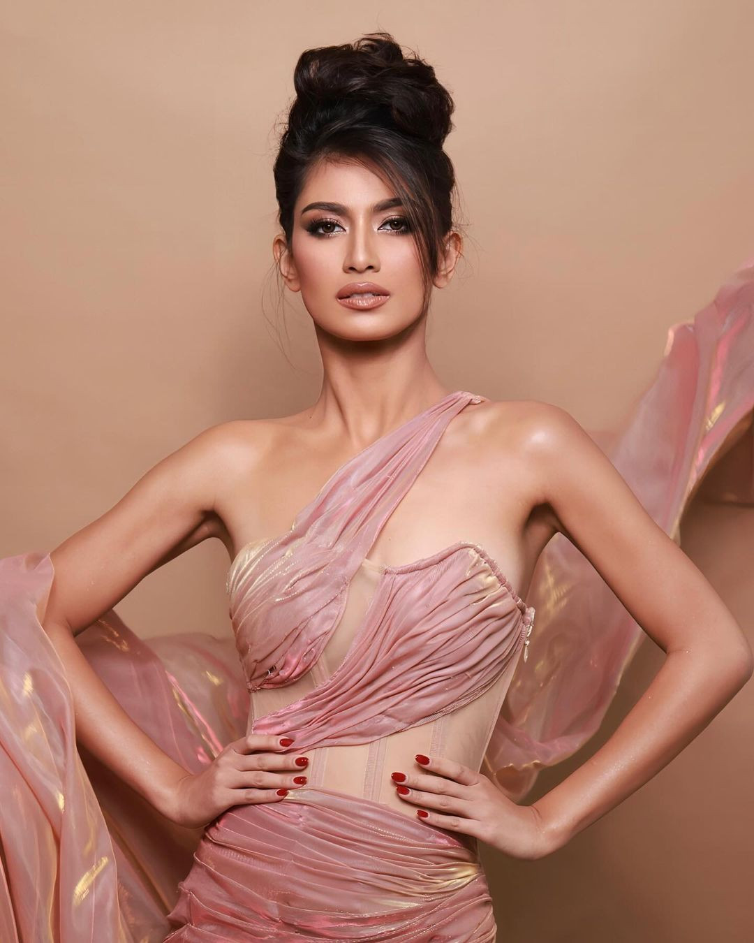 Người đẹp Philippines - Alethea Ambrosio là ứng viên nổi bật ở khu vực châu Á. Cô năm nay 21 tuổi, là đương kim Hoa hậu Philippines 2023. Năm ngoái, đại diện Philippines tại Hoa hậu Siêu quốc gia 2023 là người đẹp Pauline Amelinckx đã giành ngôi Á hậu 1. Alethea Ambrosio được kỳ vọng tiếp bước người tiền nhiệm để mang về thành tích cao cho Philippines.