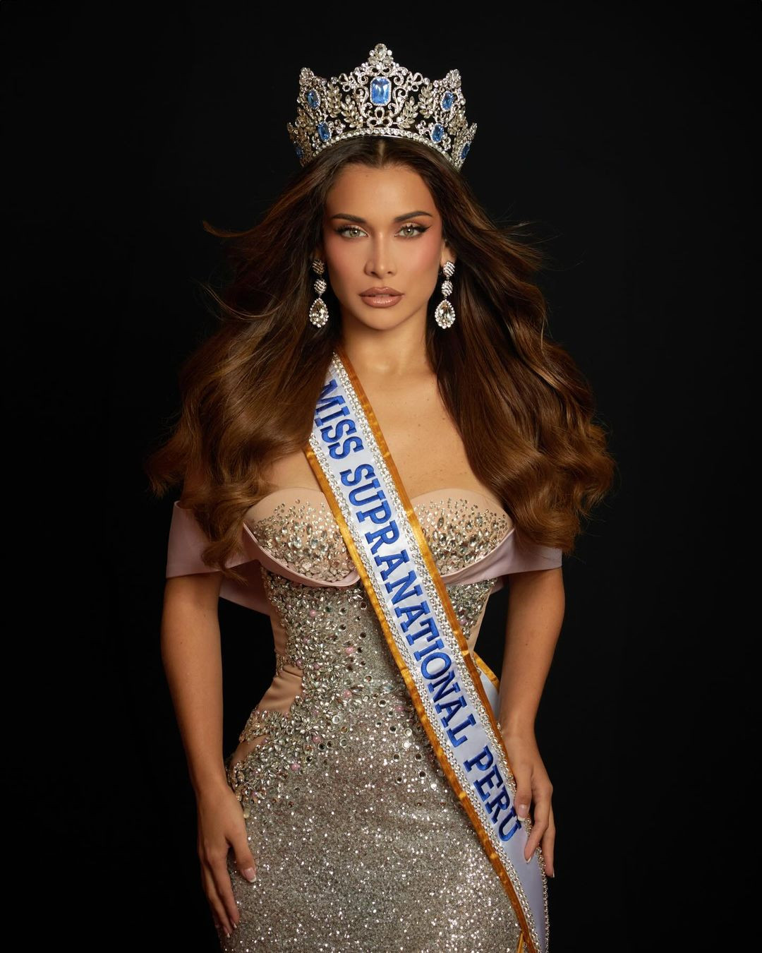 Người đẹp Peru - Nathaly Andrea Terrones được đánh giá cao ở khu vực châu Mỹ. Nathaly Andrea Terrones năm nay 28 tuổi, là bác sĩ. Cô có bằng về bác sĩ phẫu thuật và hành nghề từ năm 2020 đến nay. Nathaly đăng ký tham dự nhiều cuộc thi nhan sắc và từng đăng quang danh hiệu Hoa hậu Peru Lima Este 2022. Gần đây nhất, cô tham dự cuộc thi Miss Peru 2023 và giành vị trí Á hậu 2.