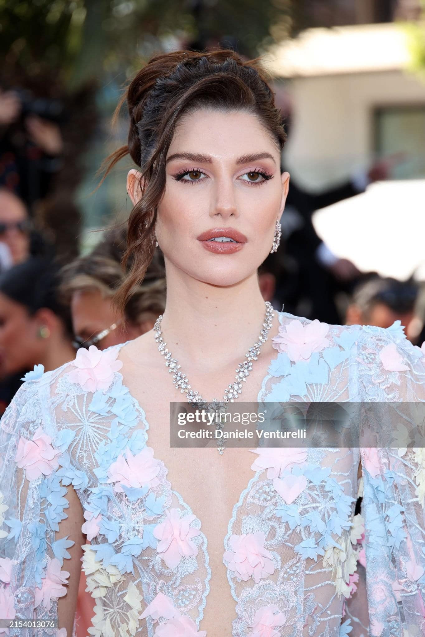 Hoa hậu đẹp nhất thế giới 2022 nhận được lời khen khi khéo léo khoe hình thể quyến rũ dưới lớp váy xuyên thấu.