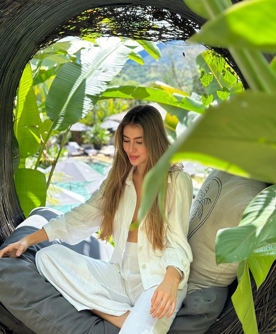 Cô cũng là người đẹp có ảnh hưởng trên mạng xã hội với trang cá nhân instagram có 300.000 người theo dõi.