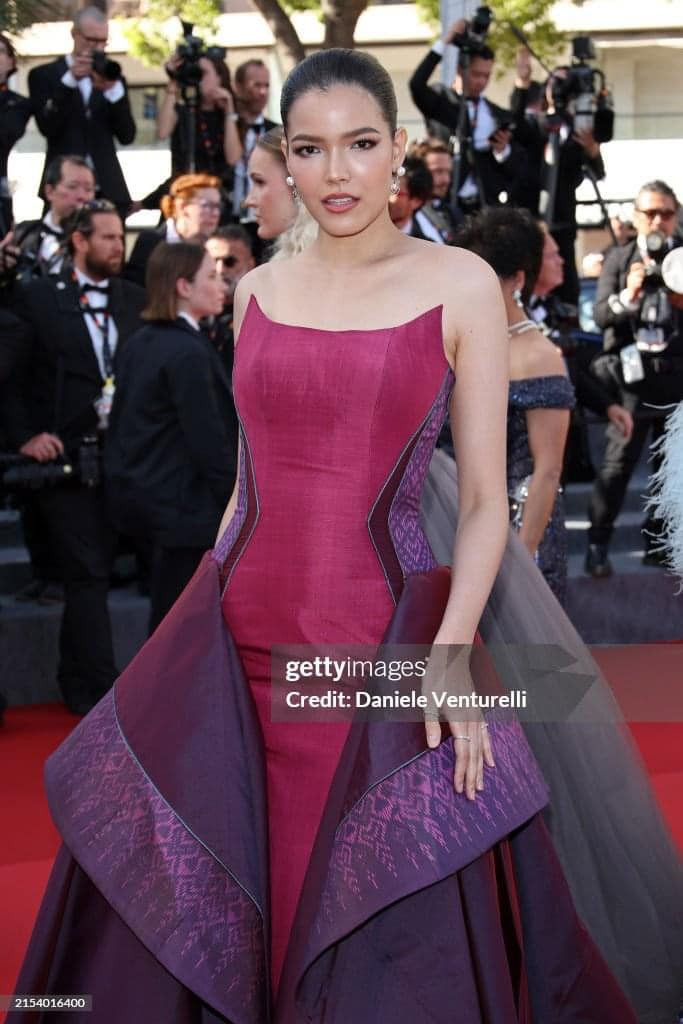 Người đẹp Thái Lan Paweensuda Drouin cũng có màn xuất hiện ấn tượng trên thảm đỏ. Top 5 Hoa hậu Hoàn vũ 2019 gây chú ý với bộ váy làm bằng chất liệu lụa Thái, in những hoa văn đặc trưng.