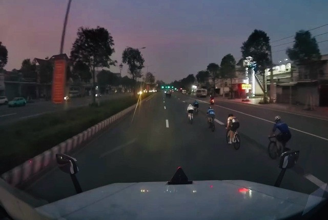 Đoàn người chạy xe đạp lấn làn đường dành cho xe ô tô trên đường Phạm Ngọc Thạch (Ảnh cắt từ clip)