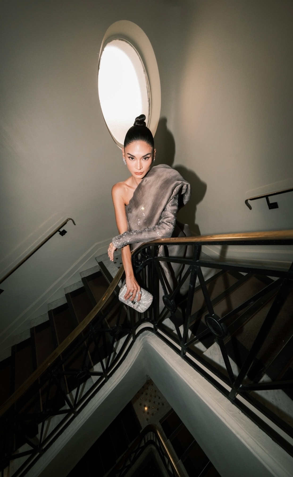 Pia Wurtzbach có sự chuẩn bị kỹ càng, chuyên nghiệp cho lần xuất hiện của mình. Cô thử đồ và chụp ảnh tại khách sạn trước khi đi thảm đỏ.