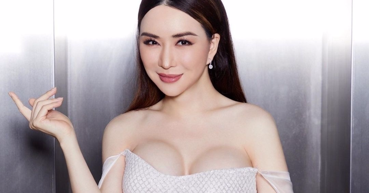 Cựu Hoa hậu Hoàn vũ 1991 Lupita Jones - giám đốc quốc gia của Mexicana Universal cho biết không thể duy trì bản quyền Miss Universe vì không thể đáp ứng được yêu cầu về tài chính của bà Anne. Cựu Hoa hậu Hoàn vũ 1991 Lupita Jones - giám đốc quốc gia của Mexicana Universal cho biết không thể duy trì bản quyền Miss Universe vì không thể đáp ứng được yêu cầu về tài chính của bà Anne.