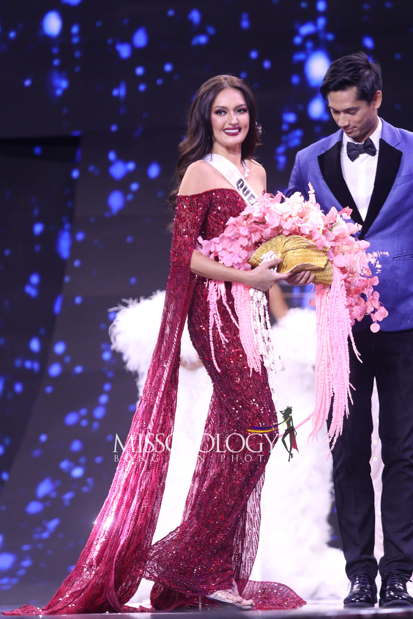 Á hậu 2, 3 được trao cơ hội thi quốc tế, trong khi đó Á hậu 1 và 4 không nhận được danh hiệu nào.