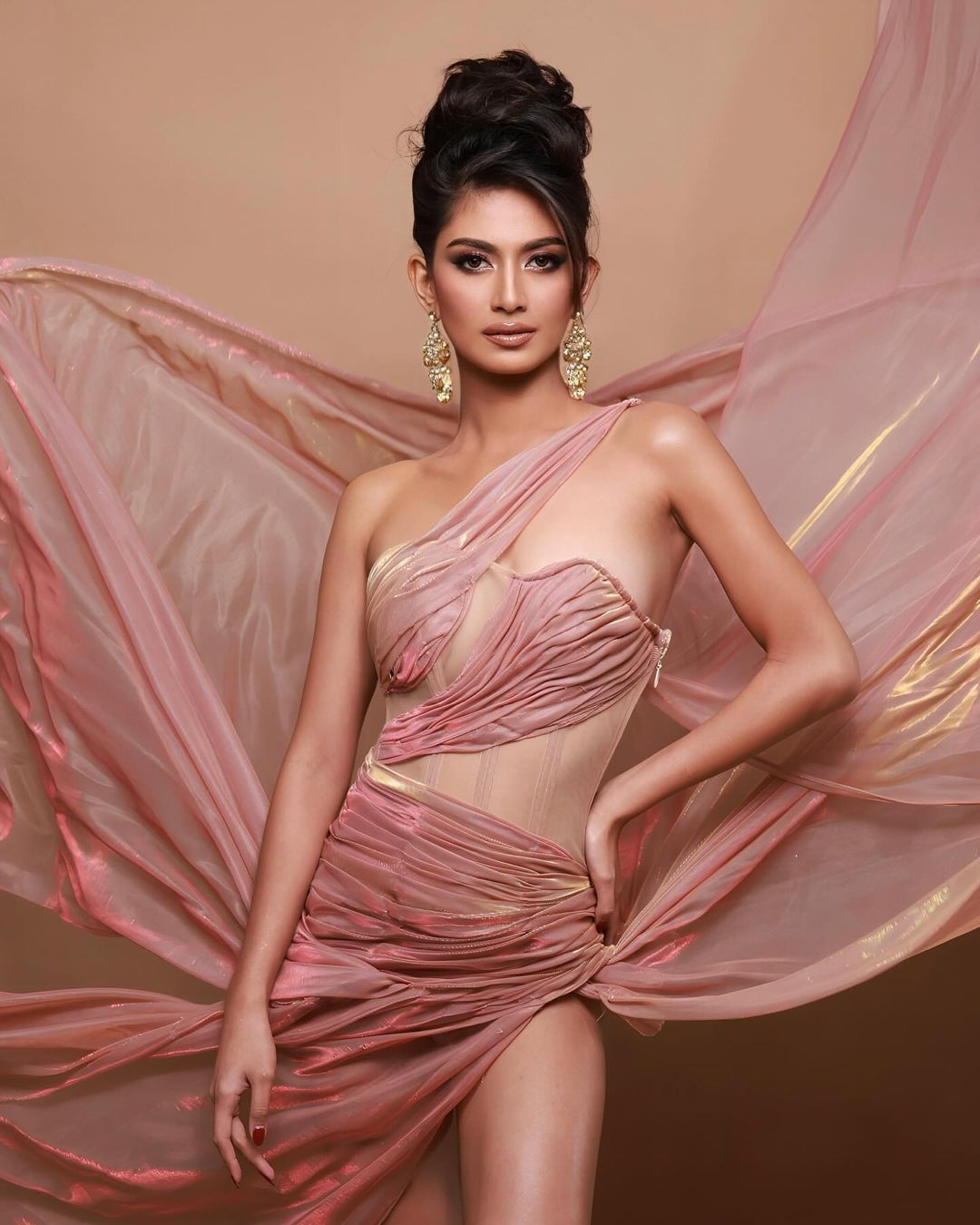 Người đẹp Philippines - Alethea Ambrosio là ứng viên nổi bật ở khu vực châu Á. Cô năm nay 21 tuổi, là đương kim Hoa hậu Philippines 2023. Năm ngoái, đại diện Philippines tại Hoa hậu Siêu quốc gia 2023 là người đẹp Pauline Amelinckx đã giành ngôi Á hậu 1. Alethea Ambrosio được kỳ vọng tiếp bước người tiền nhiệm để mang về thành tích cao cho Philippines.