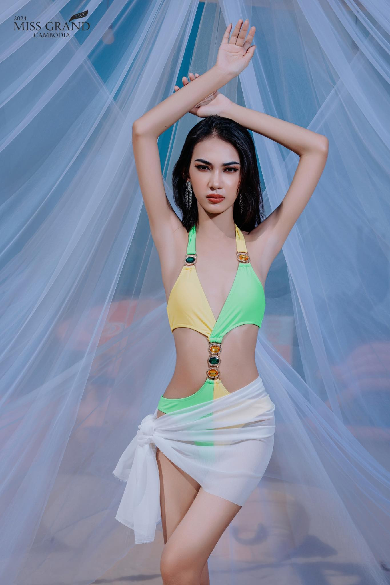 Cuộc thi năm nay có sự tham gia của 28 thí sinh đại diện cho các tỉnh, thành. Trong vòng thi áo tắm, các người đẹp diện thiết kế 2 mảnh màu sắc rực rỡ.