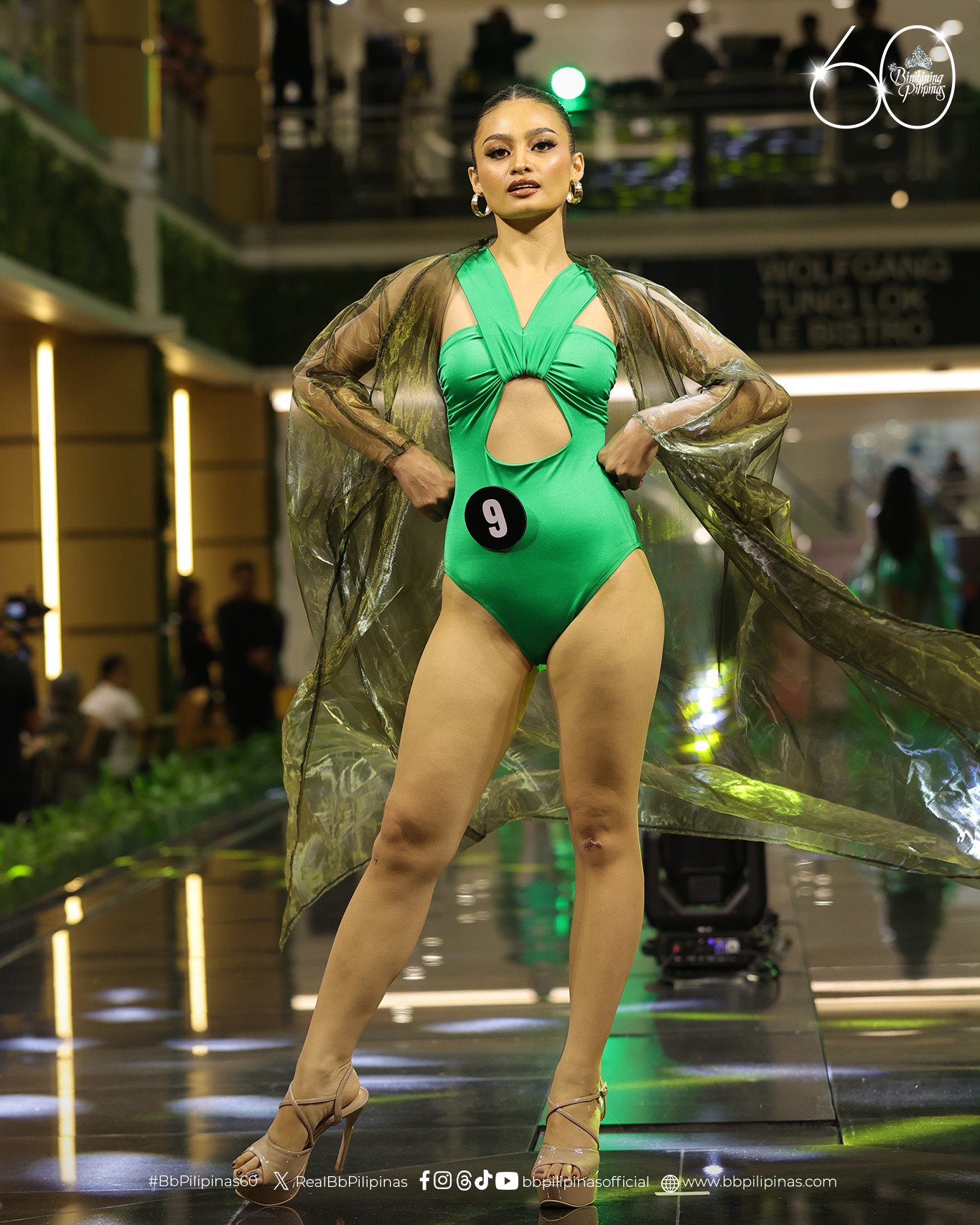 Mẫu áo tắm do các thí sinh trình diễn cũng không được đánh giá cao. Màu xanh được nhận xét kén người mặc, bên cạnh đó chất liệu bóng cũng dễ bị lộ nhược điểm.