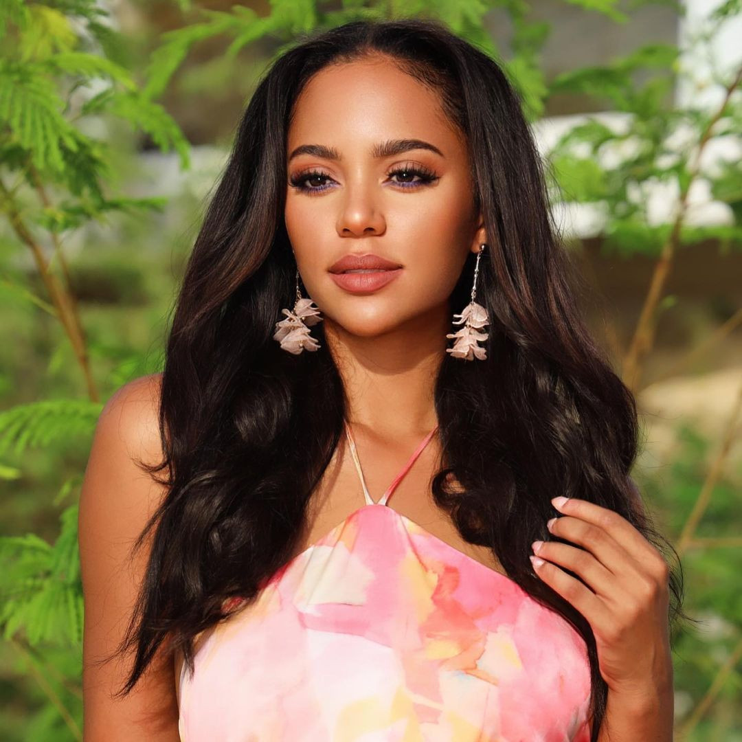 Người đẹp Curacao - Chanelle de Lau là ứng viên sáng giá của khu vực châu Mỹ. Chanelle năm nay 29 tuổi, từng theo học chuyên ngành Kinh doanh Quốc tế tại Hà Lan. Cô đã theo nghiệp người mẫu và diễn xuất ở Los Angeles trong 5 năm qua. Là một diễn viên chuyên nghiệp, Chanelle đã tham gia diễn xuất trong nhiều bộ phim khác nhau và bộ phim gần đây nhất của cô là Lilies, được phát hành trên Apple TV, Amazon Prime, Comcast.