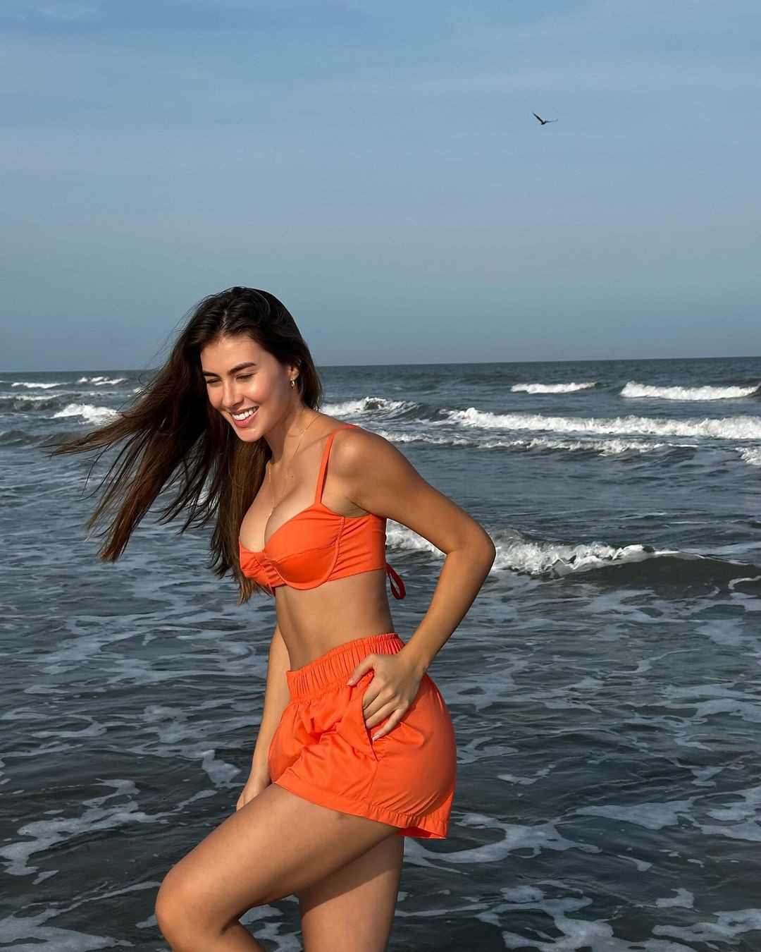 Cô đang là sinh viên ngành Truyền thông Xã hội và Báo chí và có bằng Cử nhân Ngôn ngữ Anh.