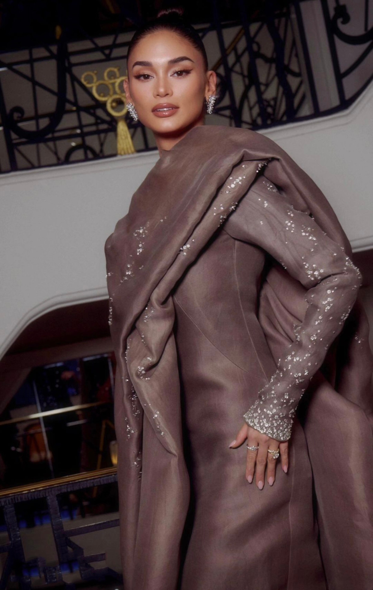 Trong ngày thứ 7 tại Liên hoan phim Cannes, Hoa hậu Hoàn vũ 2015 Pia Wurtzbach được mời tới tham dự lễ công chiếu bộ phim The Apprentice. Người đẹp Philippines là khách mời quen thuộc của Liên hoan phim Cannes những năm gần đây. Cô là đại sứ của một số thương hiệu thời trang cao cấp.