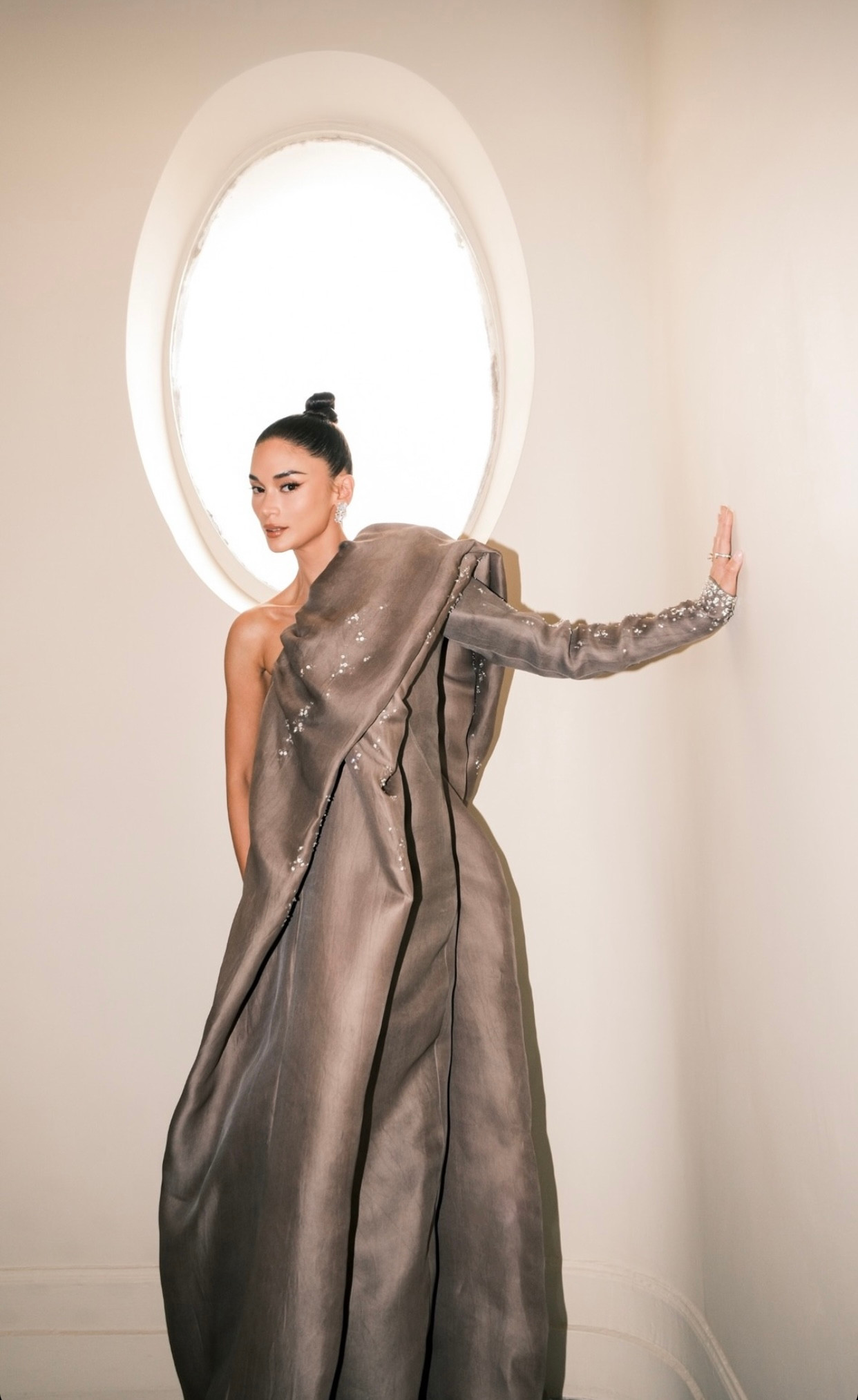 Pia Wurtzbach có sự chuẩn bị kỹ càng, chuyên nghiệp cho lần xuất hiện của mình. Cô thử đồ và chụp ảnh tại khách sạn trước khi đi thảm đỏ.