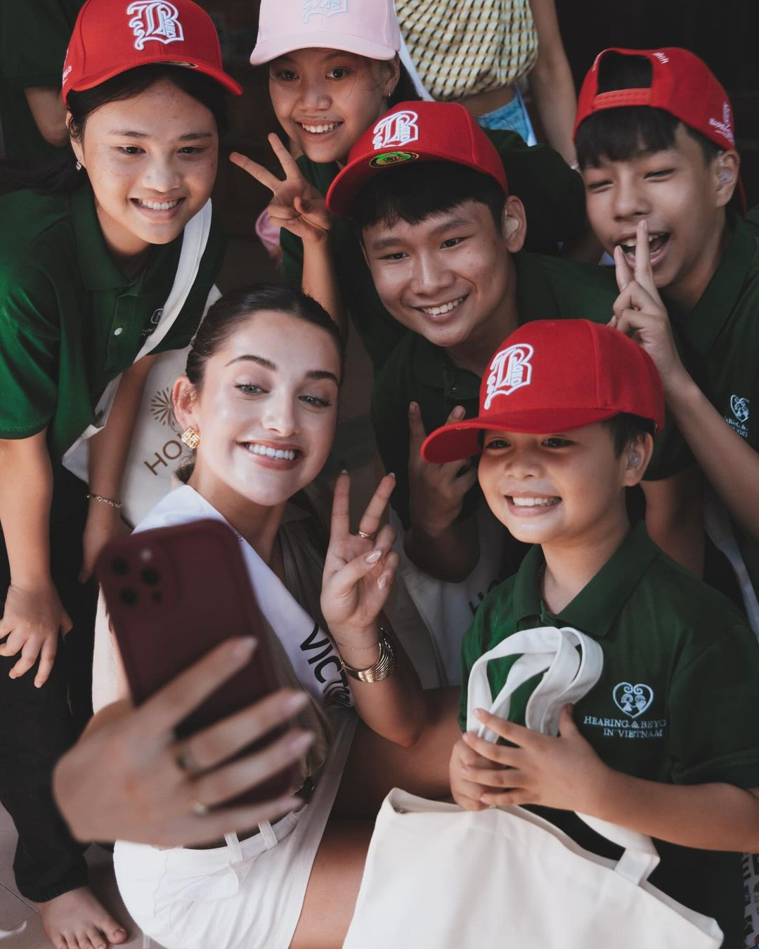 Australia từng có một thời hoàng kim rực rỡ tại Hoa hậu Hoàn vũ dưới thời ông Donald Trump. Quốc gia này từng đăng quang và giành nhiều thành tích cao. Tuy nhiên, những năm gần đây dải sash Australia bị nhận xét mờ nhạt ở Miss Universe. Sau nhiều năm, người đẹp Moraya Wilson đã mang về hào quang cho Australia khi giành giải Á hậu 2 tại cuộc thi Hoa hậu Hoàn vũ 2023 tổ chức ở El Salvador.