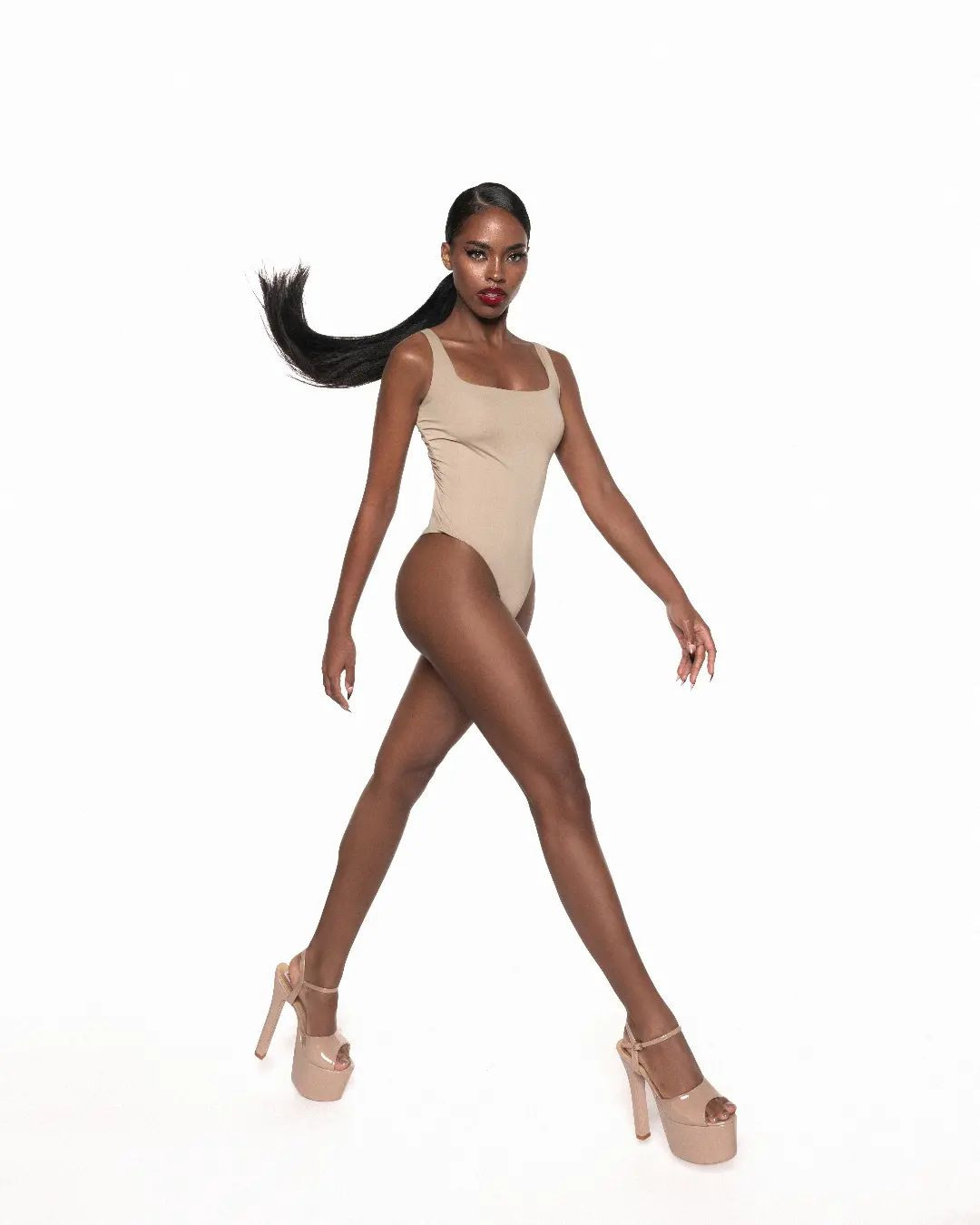 Tân Hoa hậu Hoàn vũ Philippines có chiều cao 1,7 m, thân hình cân đối và quyến rũ.