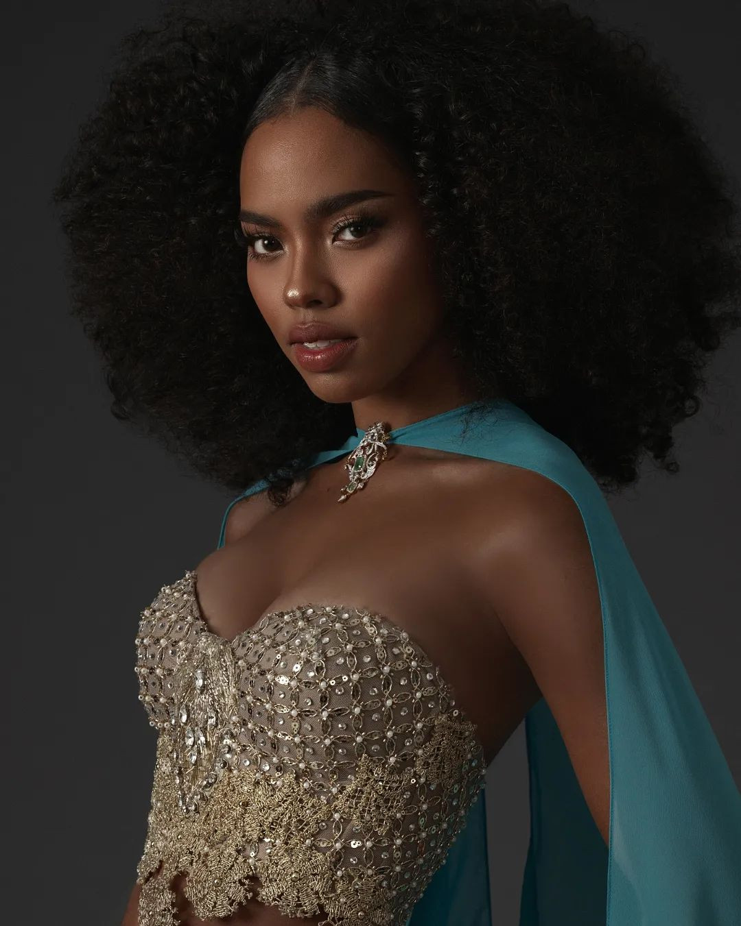 Người đẹp từng phải đối mặt với những thử thách trong cuộc sống vì làn da sẫm màu đặc biệt của mình. Đối diện với những lời chê bai, cô vẫn luôn thúc đẩy bản thân vượt lên để chinh phục ước mơ.