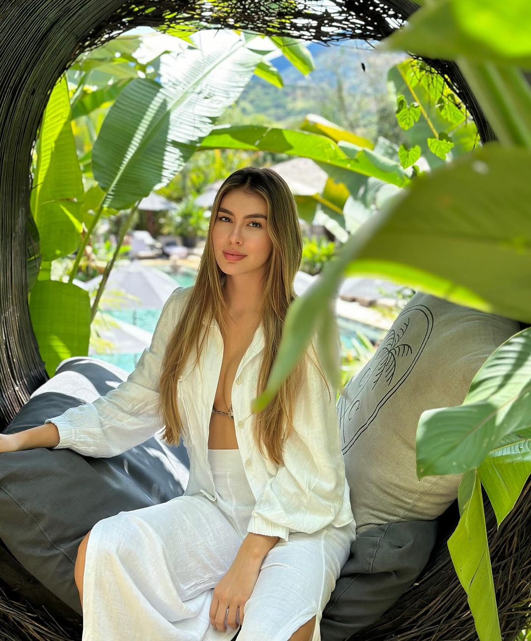 Cô cũng là người đẹp có ảnh hưởng trên mạng xã hội với trang cá nhân instagram có 300.000 người theo dõi.