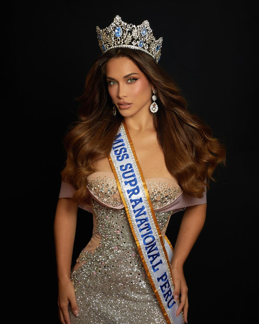 Người đẹp Peru - Nathaly Andrea Terrones được đánh giá cao ở khu vực châu Mỹ. Nathaly Andrea Terrones năm nay 28 tuổi, là bác sĩ. Cô có bằng về bác sĩ phẫu thuật và hành nghề từ năm 2020 đến nay. Nathaly đăng ký tham dự nhiều cuộc thi nhan sắc và từng đăng quang danh hiệu Hoa hậu Peru Lima Este 2022. Gần đây nhất, cô tham dự cuộc thi Miss Peru 2023 và giành vị trí Á hậu 2.